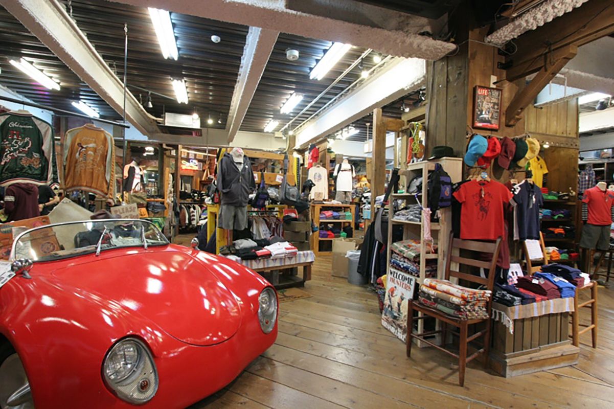 木の床と赤い車、SOHO 2Fの通路